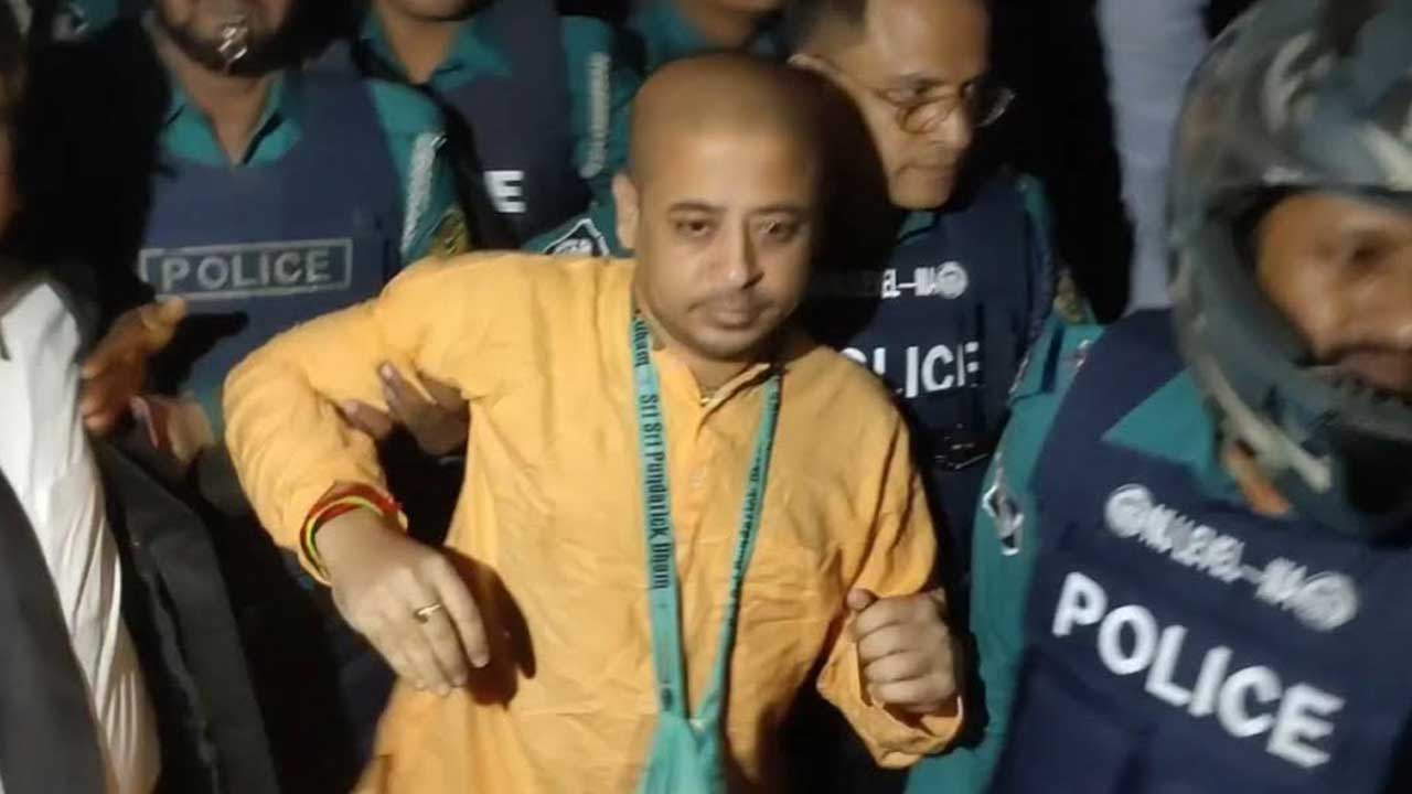 চট্টগ্রাম মেট্রোপলিটন ম্যাজিস্ট্রেট আদালতে নেওয়া হলো চিন্ময় কৃষ্ণকে